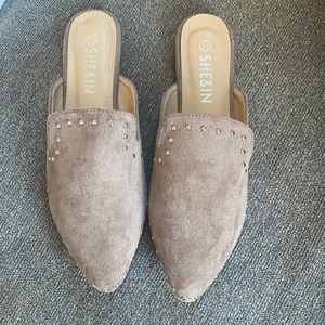 Slip on flat shoes outlined with silver beads